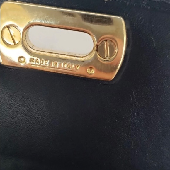 Salvatore Ferragamo Gancini
Wallet Card Bill Coin Black
Leather Medium Kisslock - Picture 5 of 14